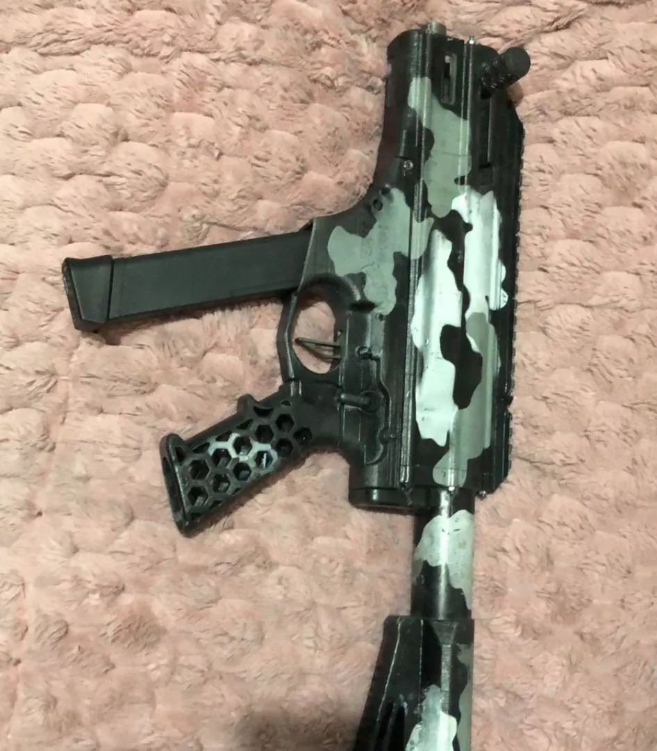 Submetralhadora com pintura camuflada fabricada em impressora 3D, apreendida pela Polícia Civil do RS
