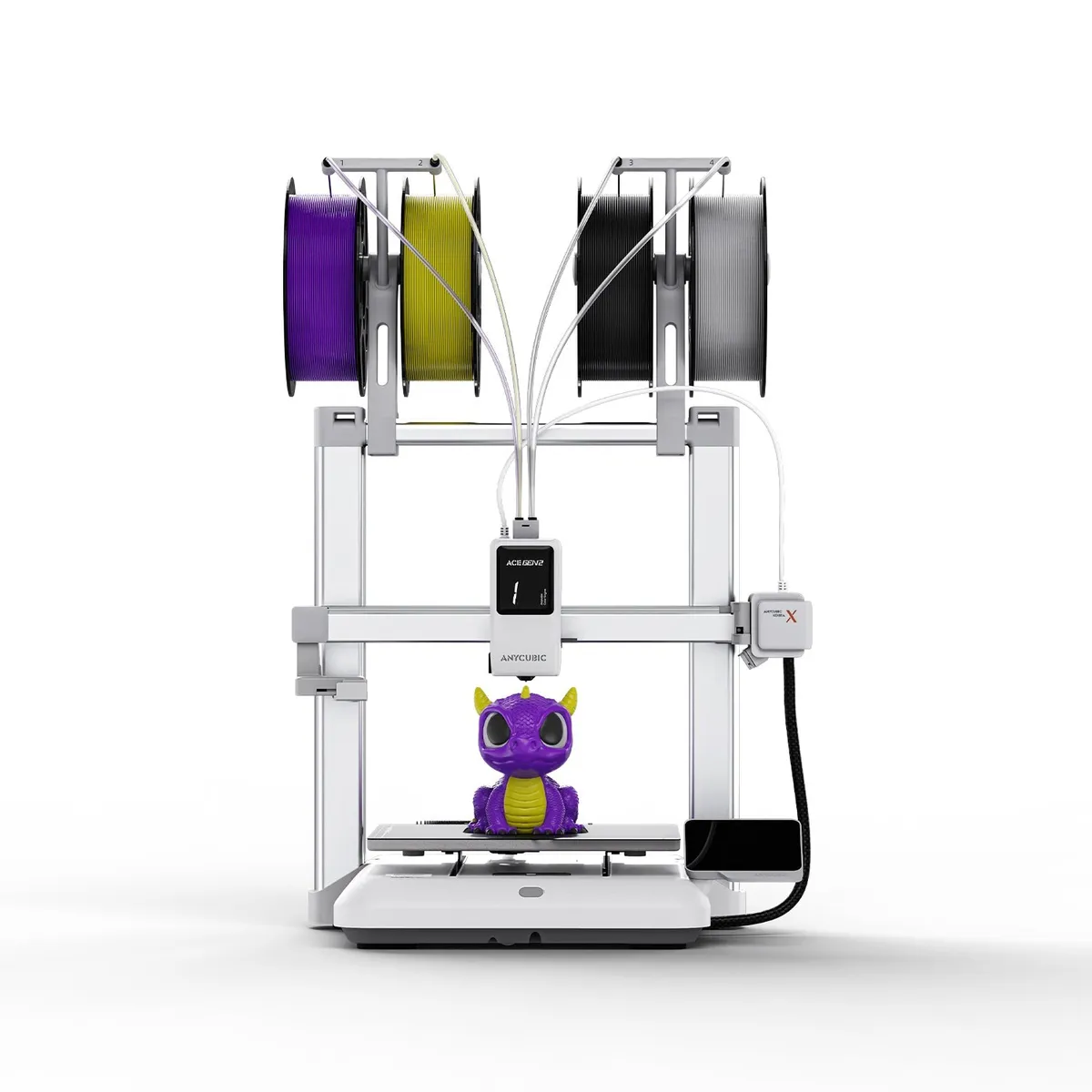 Anycubic Kobra X com quatro rolos de filamento no suporte superior e dragão roxo e amarelo impresso em duas cores na mesa