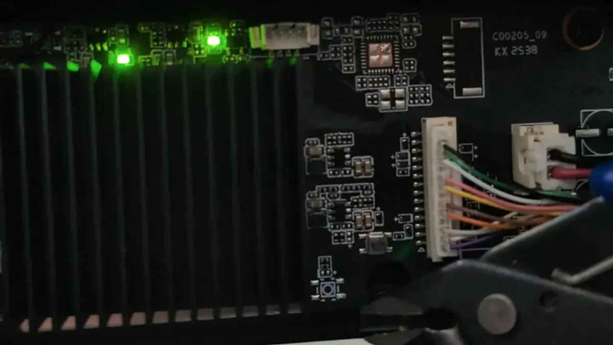 Placa AP da Bambu Lab H2C com ferramenta apontando os dois pontos de contato indicados pelo suporte