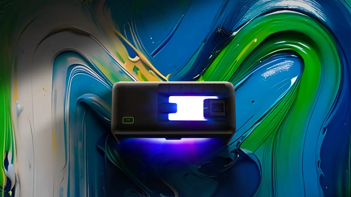 Cabeçote da impressora UV eufyMake E1 com luz de cura violeta acesa sobre tinta colorida