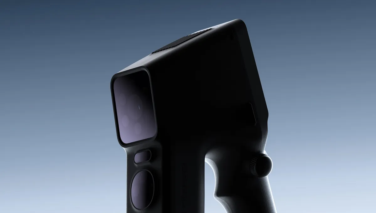 Scanner 3D Bambu Lab S1 em imagem de divulgação: aparelho preto com cabo em forma de pistola, janela frontal com lentes e uma roda de ajuste na lateral do cabo, contra fundo azul