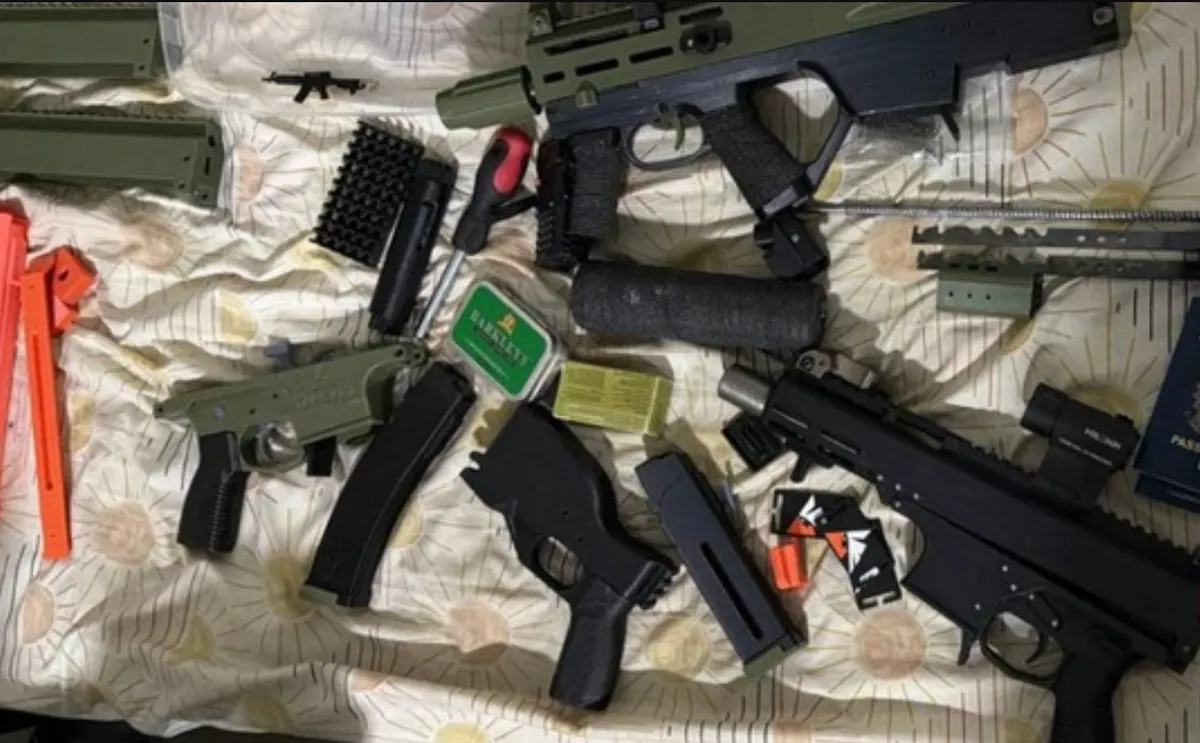 Fuzis e carabinas com peças impressas em 3D em verde-oliva e preto, com carregadores impressos em laranja, apreendidos em operação da Polícia Federal