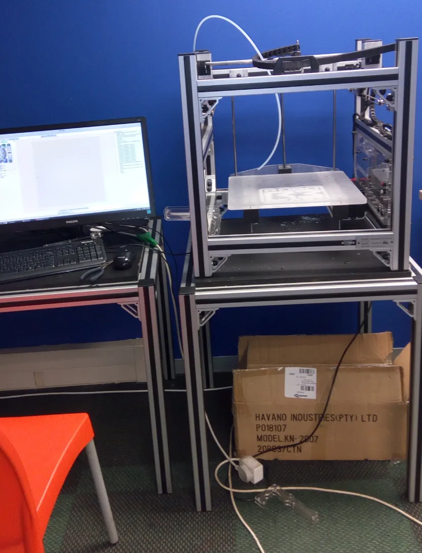 Impressora 3D de grande porte com estrutura fechada