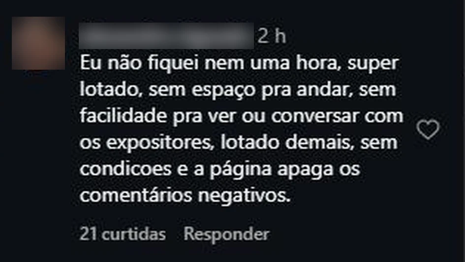 Comentário publicado no Instagram em que um visitante afirma que a feira estava lotada demais e que a página apaga os comentários negativos; o nome e a foto do autor estão borrados