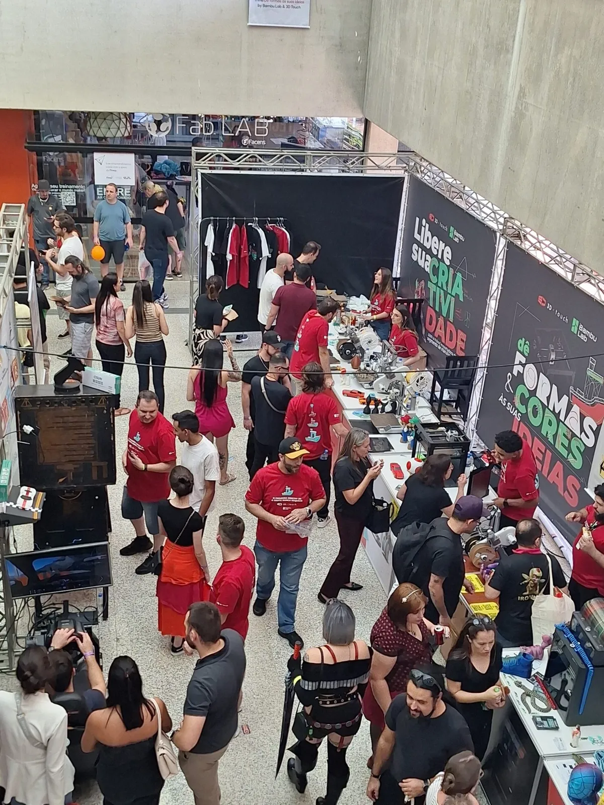 Multidão de visitantes entre estandes de impressão 3D na Expo3DBr 2024, com estande da Bambu Lab ao fundo