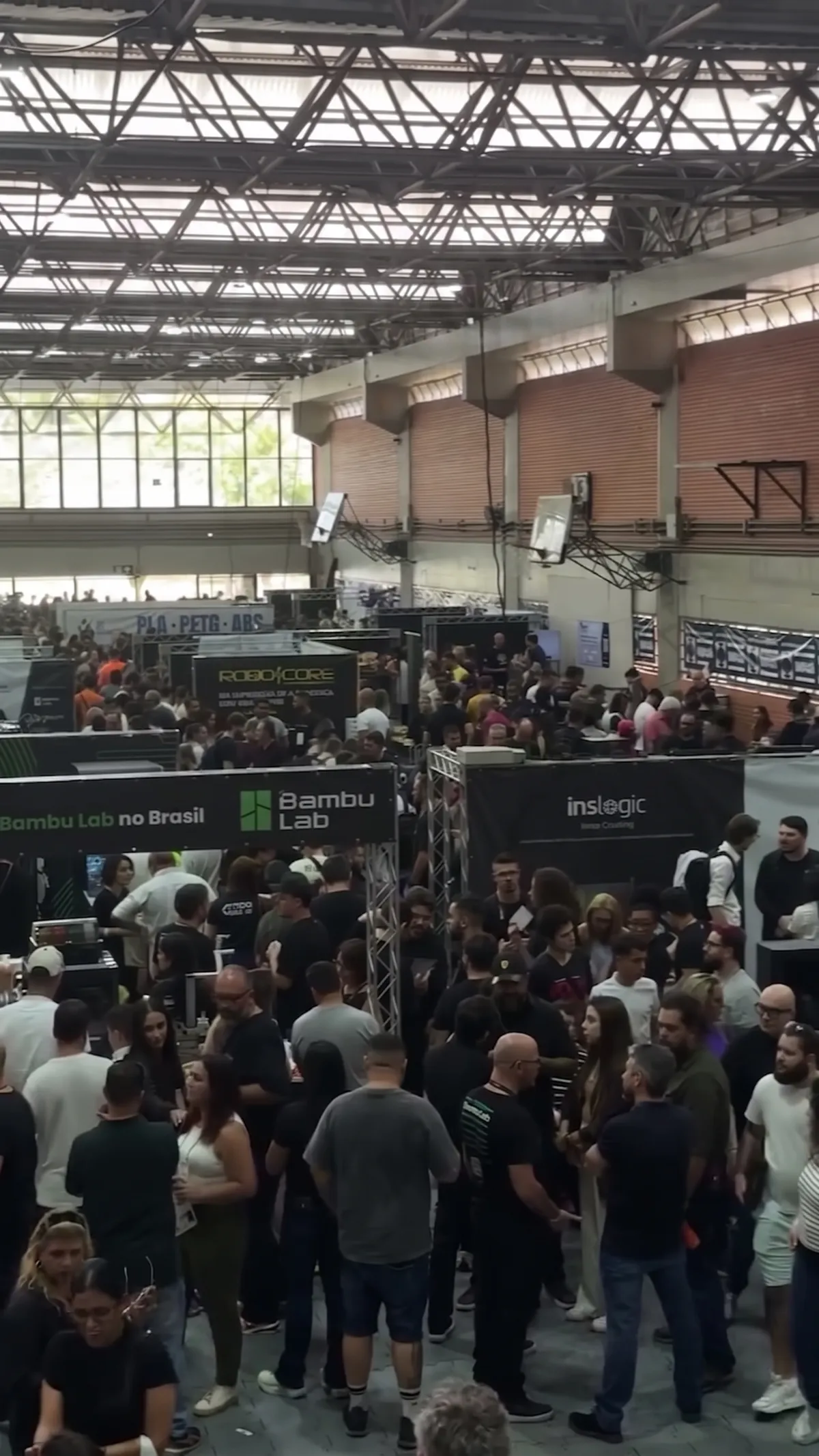 Pavilhão do Instituto Mauá lotado de visitantes durante a Expo3DBr 2026, com estandes da Bambu Lab e de outras marcas cercados pela multidão