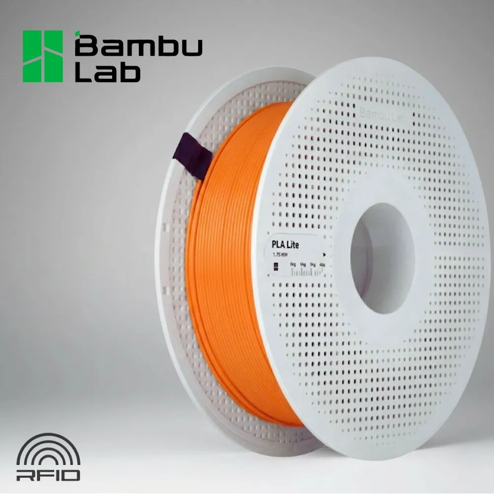 Rolo de filamento Bambu Lab PLA Lite laranja de 1 kg em carretel branco, com o logotipo da marca e o selo RFID