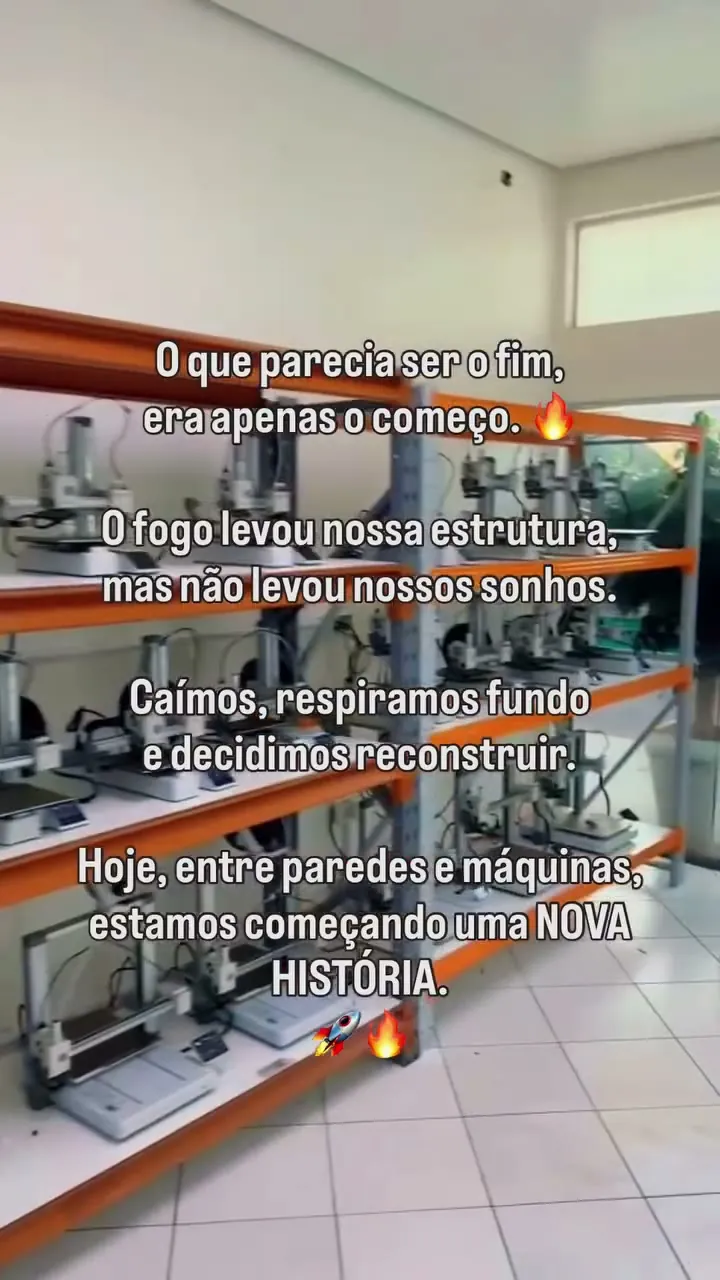Prateleiras novas com fileiras de impressoras 3D instaladas e, sobre a imagem, o texto do anúncio: o fogo levou nossa estrutura, mas não levou nossos sonhos