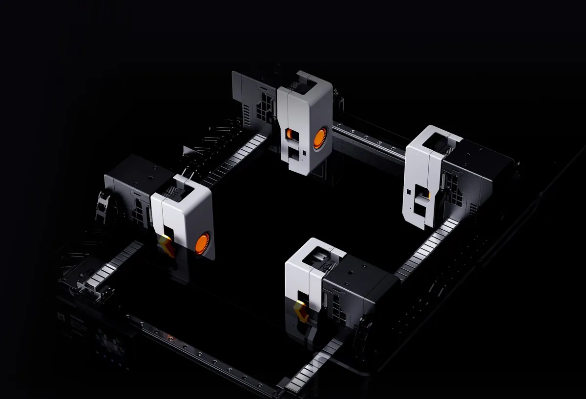Render em fundo preto do sistema de movimento da LightMake L4: quatro cabeçotes brancos com anel laranja, cada um sobre o próprio trilho de motor linear, dispostos nos quatro lados de uma base quadrada