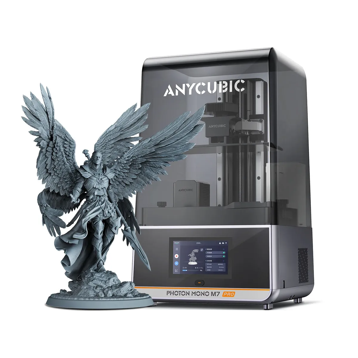 Impressora de resina Anycubic Photon Mono M7 Pro ao lado de uma miniatura de anjo alado impressa em resina cinza, sem pintura