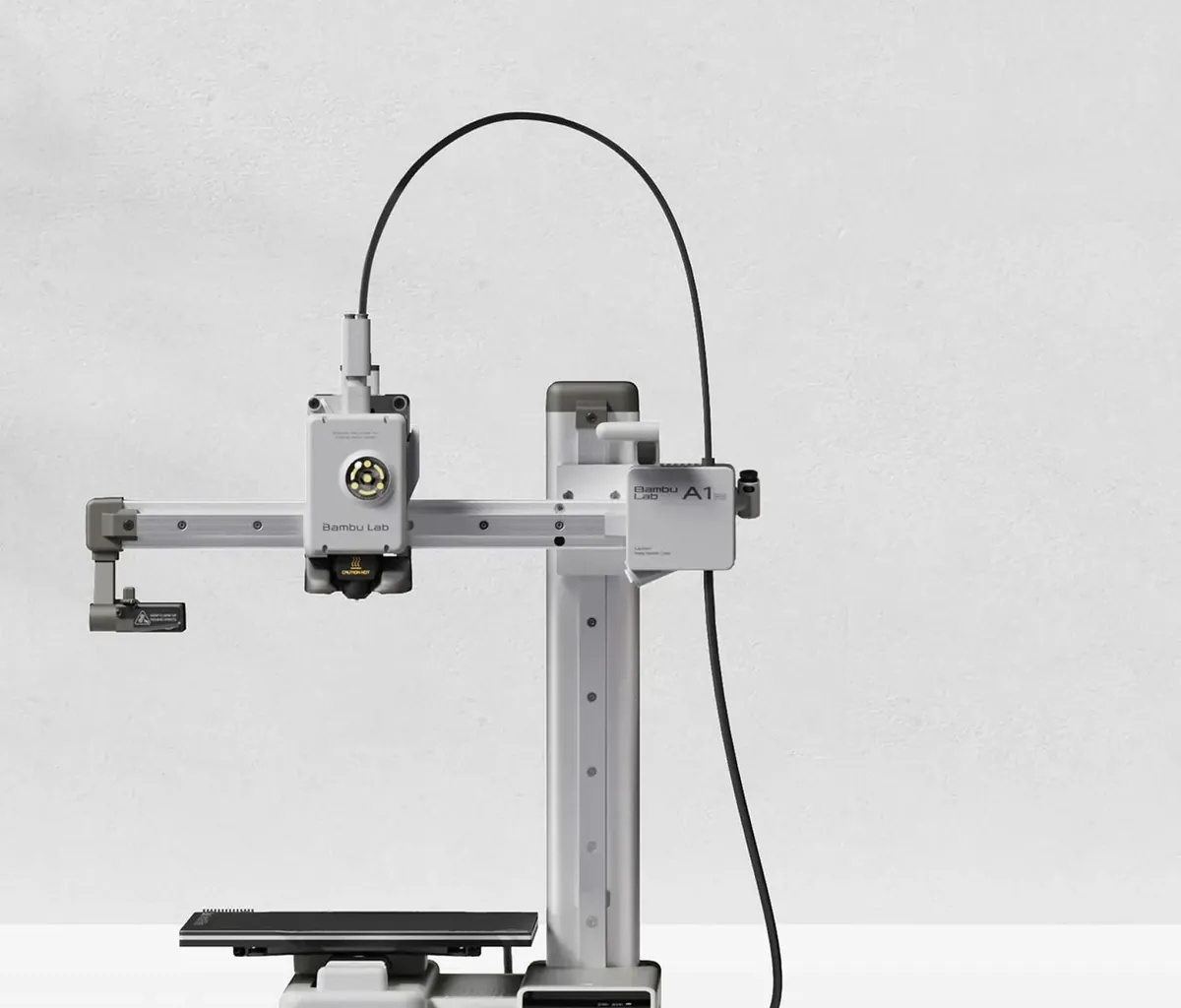 Impressora 3D Bambu Lab A1 mini vista de frente, com o cabecote e a mesa em destaque