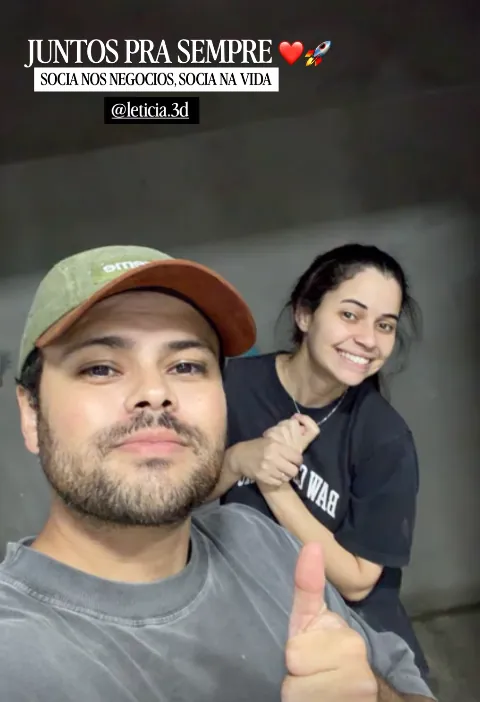 Renan Correia de boné faz selfie sorrindo ao lado de Letícia, com o texto do story: juntos pra sempre, sócia nos negócios, sócia na vida