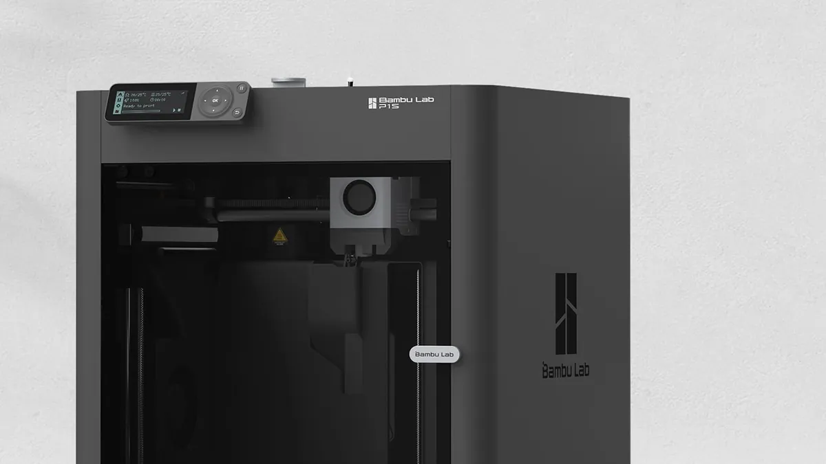 Impressora 3D Bambu Lab P1S fechada, vista de frente, em foto de divulgação da fabricante