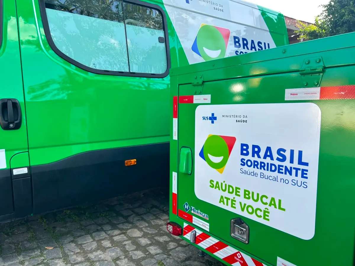 Odontomóvel do programa Brasil Sorridente estacionado, com adesivagem do SUS na lateral