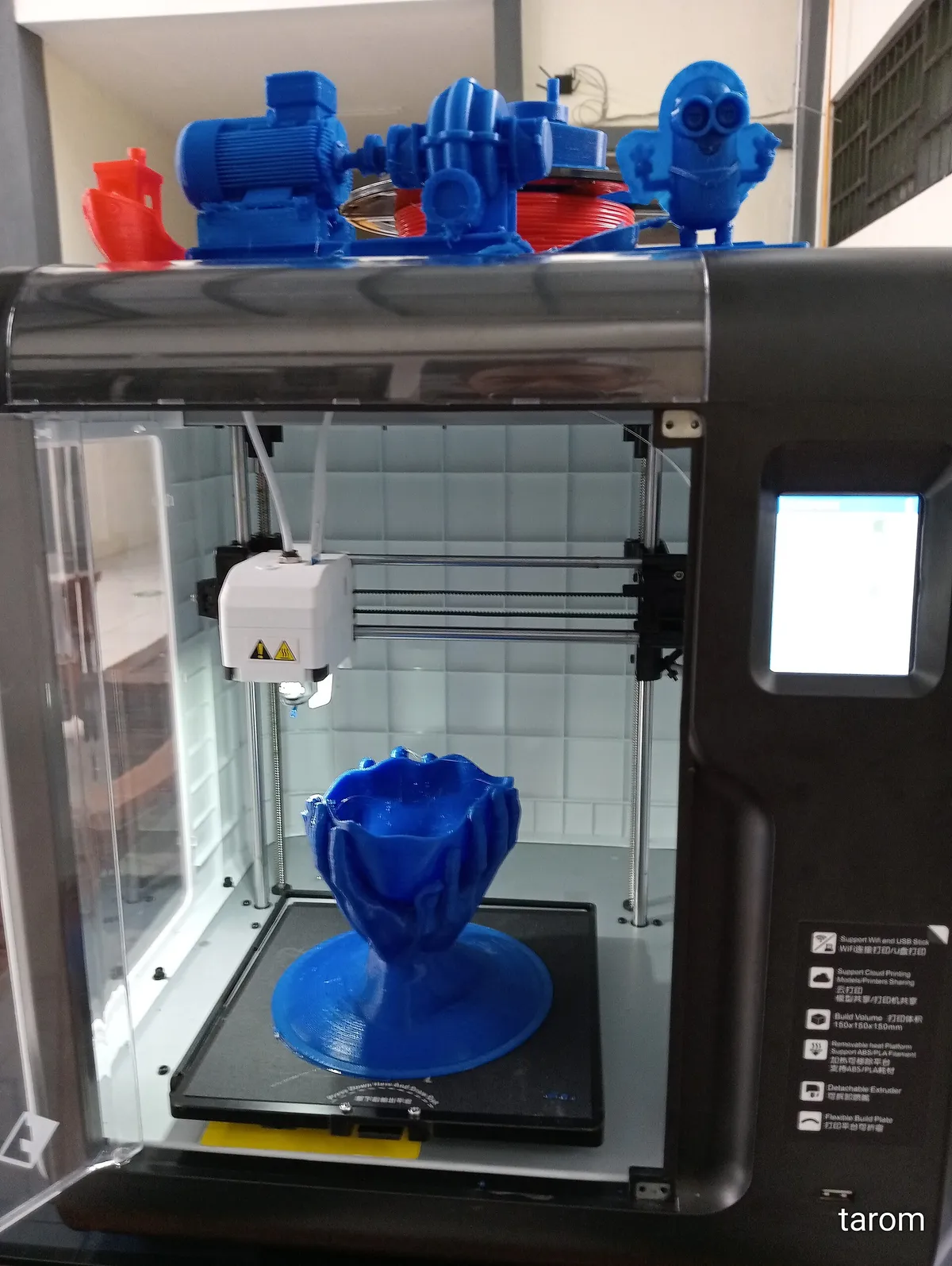Impressora 3D imprimindo uma peça sobre a mesa aquecida